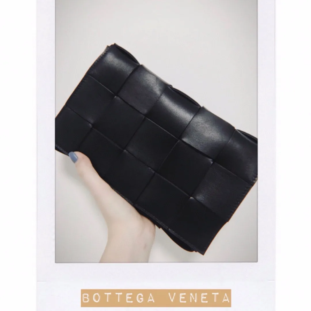 It looks like a men's bag, but it's actually very unisex. As a girl, I can't help but love it, and boys don't look too girly when carrying it.